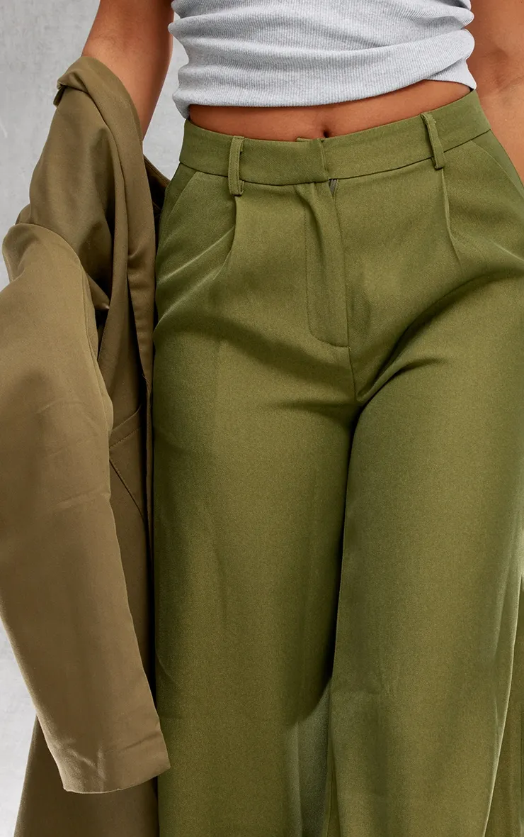 Pantalon de tailleur deluxe vert mousse coupe droite avec plis devant