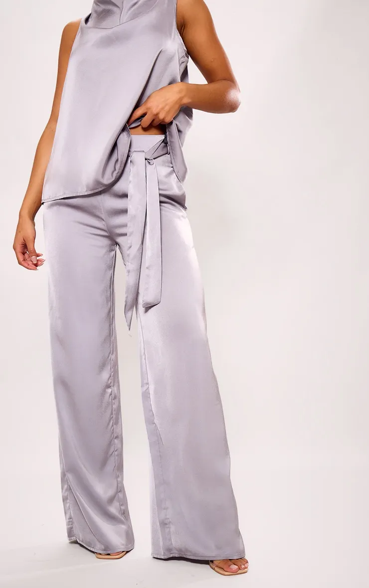 Pantalon de tailleur gris argenté satiné large à ceinture