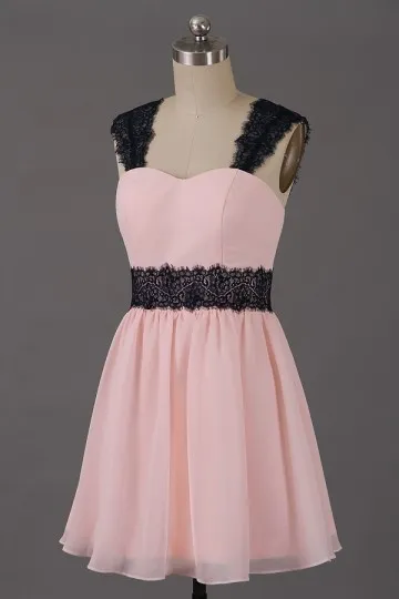 Robe de soirée rose poudré courte à ceinture & bretelles en dentelle noire