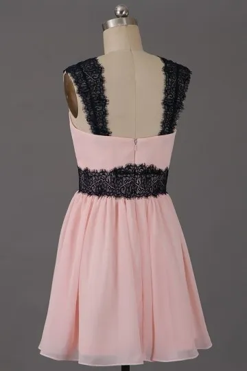 Robe de soirée rose poudré courte à ceinture & bretelles en dentelle noire