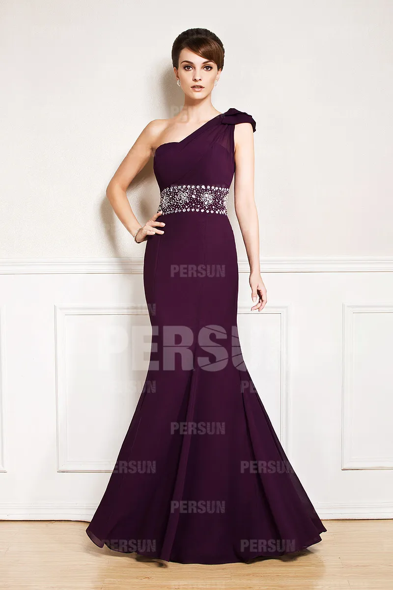 Robe longue fourreau à encolure asymétrique