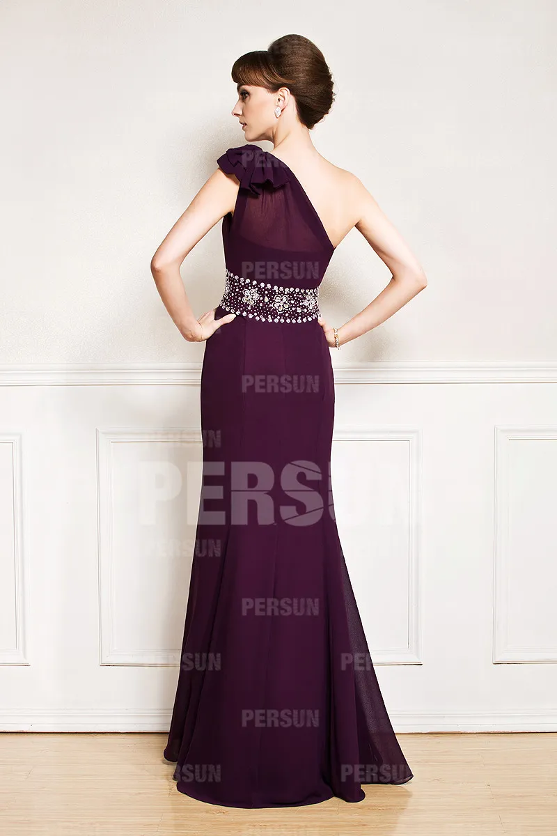 Robe longue fourreau à encolure asymétrique