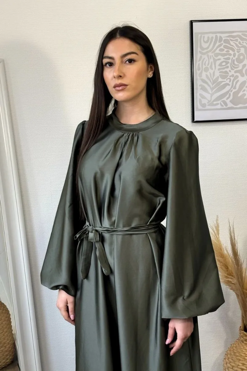 Robe longue satinée à col rond kaki