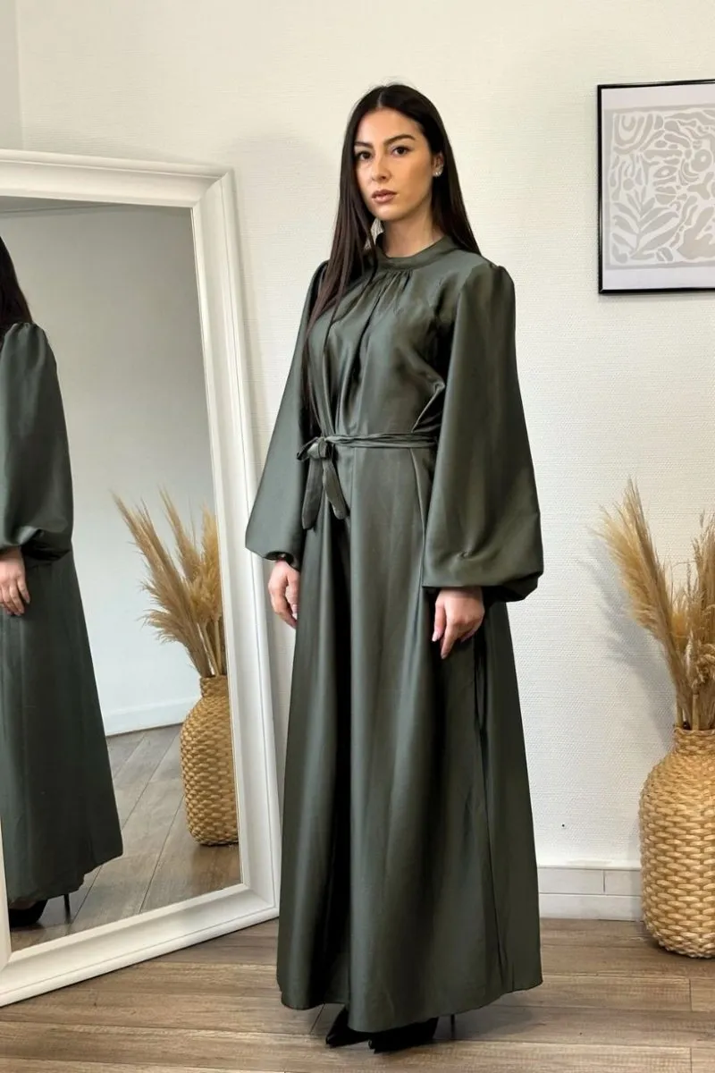 Robe longue satinée à col rond kaki