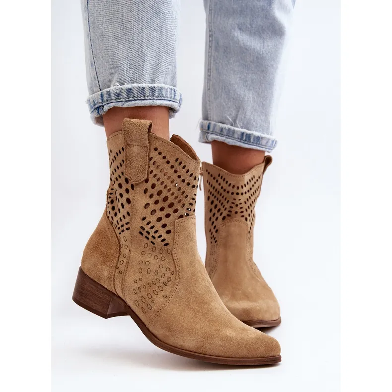 Zazoo 3305/2 Bottines Cowboy Ajourées à Talon Bas Femme Daim Beige